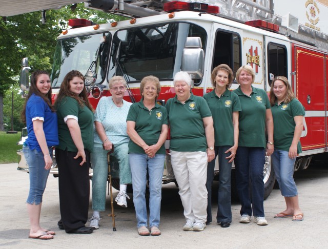 The ladies auxiliary hammin' it up!