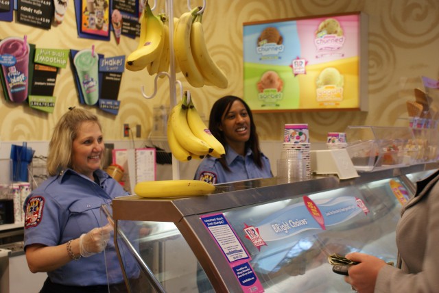 Scooping for the crowds at Baskin Robbins 31 cent scoop night - April 2009